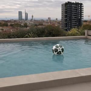 La piscina in terrazza nell'attico a Milano di Simone Inzaghi con pallone Champions League 2025.