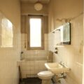 Bagno originale anni '50 da ristrutturare nella nuova casa della Ferragni.