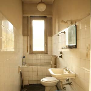 Bagno originale anni '50 da ristrutturare nella nuova casa della Ferragni.