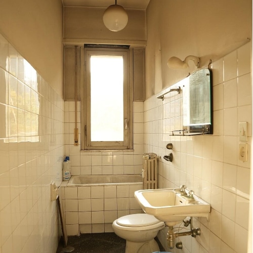 Bagno originale anni '50 da ristrutturare nella nuova casa della Ferragni.