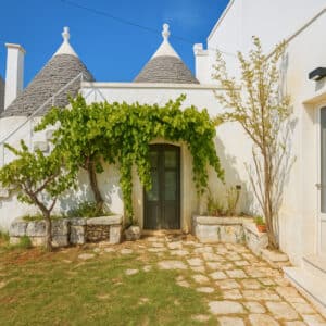 Un trullo ristrutturato a Locorotondo investimento immobiliare in uno dei borghi più belli d'Italia.