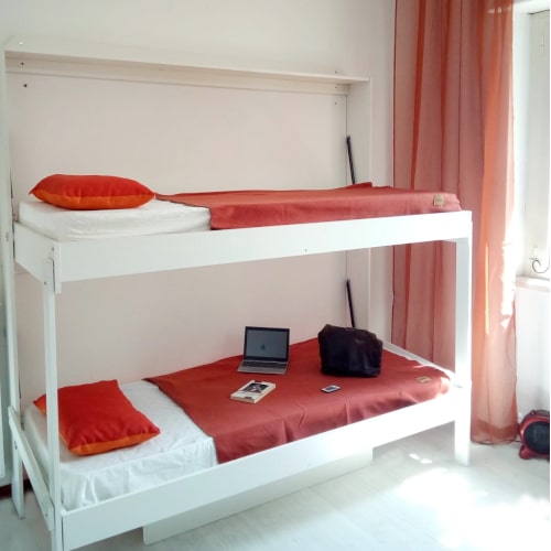 Letto a castello a scomparsa per cameretta o stanze ospiti, chiuso a parete lascia maggior senso di spazio nella stanza. Letto a scomparsa a castello per cameretta dei bambini.