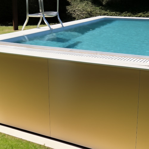 Piscina esterna autoportante.