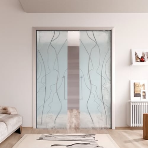 Porta a scomparsa in vetro satinato con decori curvilinei neri, installata in un salotto moderno.