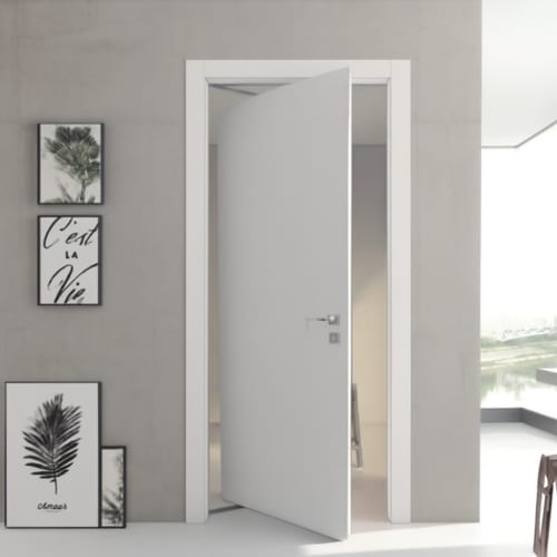 Porta rototraslante bianca semiaperta, installata su parete grigia in un ambiente moderno.
