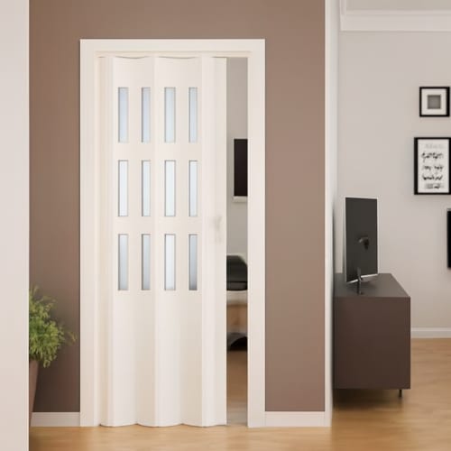 Porta a soffietto bianca con pannelli verticali e inserti in vetro opaco, installata tra soggiorno e camera da letto.