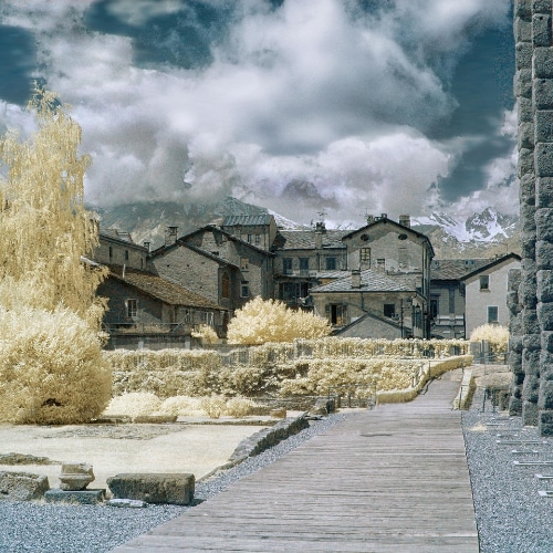 Borgo di case tradizionali ad Aosta.