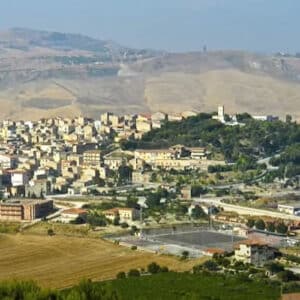 A Montedoro non si trova lavoro e si emigra ma il bando per muratore va deserto.