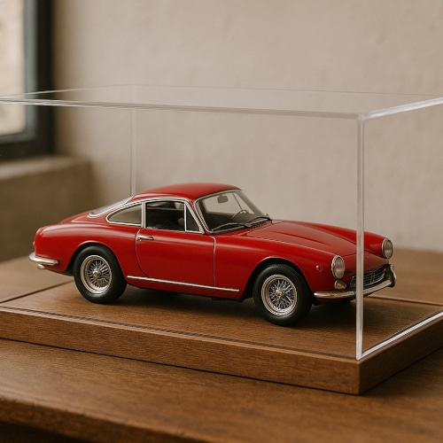 Teca in plexiglass da collezionismo per esposizione domestica di modellismo.