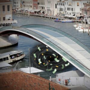 Il ponte della Costituzione di Calatrava sul Canal Grande a Venezia visto dall’alto, con il canale trasformato in un vortice di banconote che simboleggia lo spreco di denaro pubblico.
