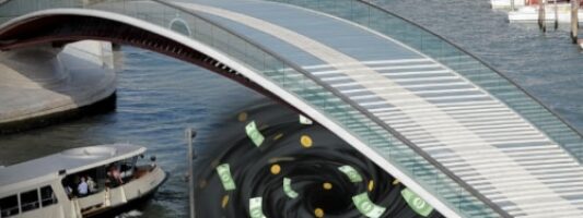 Il ponte della Costituzione di Calatrava sul Canal Grande a Venezia visto dall’alto, con il canale trasformato in un vortice di banconote che simboleggia lo spreco di denaro pubblico.
