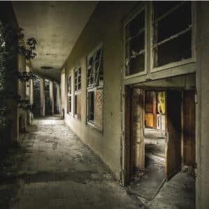 A caccia di posti da esplorare: i luoghi abbandonati in Italia sono preda degli urbexer, ma i pericoli dell'urbex sono molti