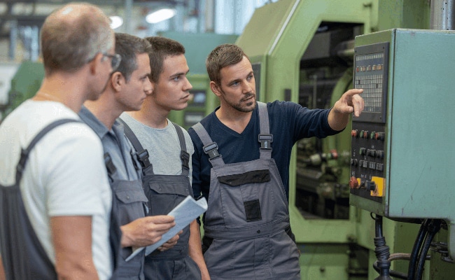 Per alcune categorie (es. macchinari, antincendio, spazi confinati) la formazione mantiene la parte pratica obbligatoria