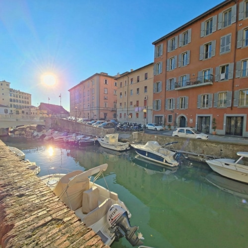 Il Quartiere Venezia a Livorno è uno dei più caratteristici: il prezzo delle case qui varia a seconda dello stato di conservazione. Comprare casa a Livorno: analisi delle zone e consigli per sfruttare il budget