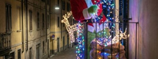 Le luci di Natale sul balcone sono regolamentate da regole di decoro e sicurezza.