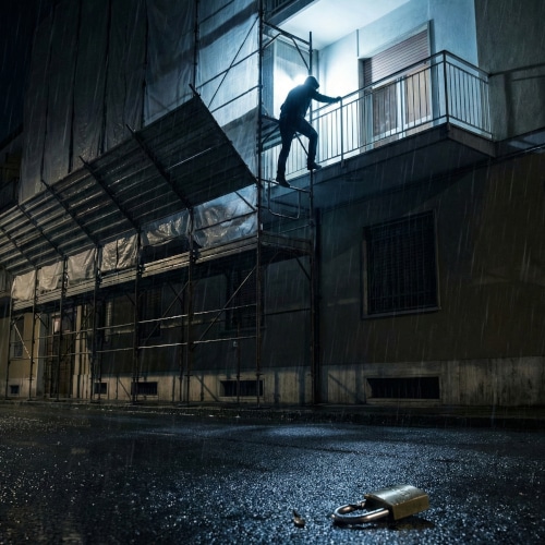 Ponteggi e furti: la Cassazione inguaia condominio e impresa e tutela i proprietari