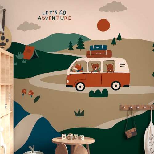 Carta da parati con disegno decorativo montagna e avventura per cameretta dei bambini Carta da parati per bambini: quale scegliere per stimolare fantasia in sicurezza