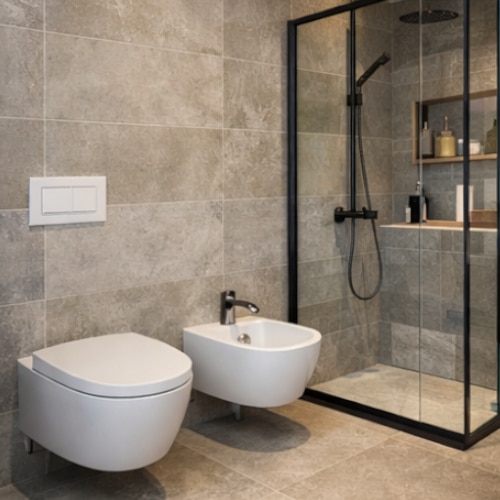 Sanitari sospesi e doccia di cristallo in un bagno ristrutturato.