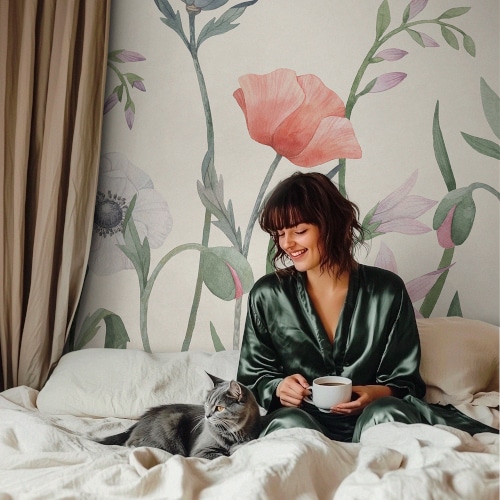 Carta da parati in camera da letto: effetto romantico con papavero rosso e vegetazione verde. Carta da parati in camera da letto: effetto romantico con fiore rosa e tendaggio.