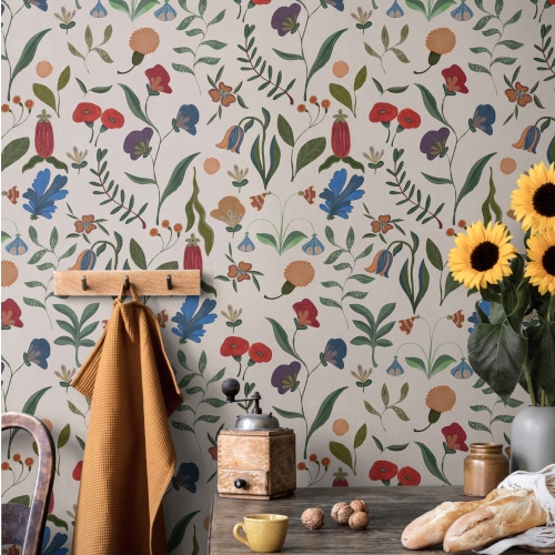 Una carta da parati floreale che copre una delle pareti di una cucina rustica con tavolo in legno. Carta da parati su misura: come prendere le misure senza sbagliare