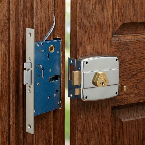 Serratura elettrica o manuale: comparazione caratteristiche, vantaggi e svantaggi.