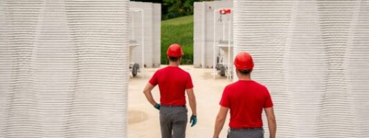 Costruzione con bracci robotici delle pareti di Itaca: la casa stampata in 3D certificata antisismica in Emilia-Romagna.