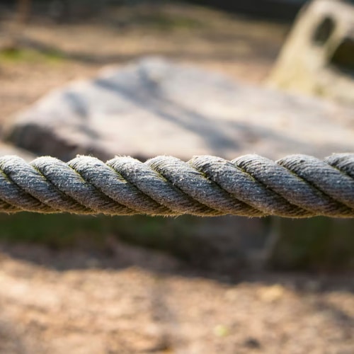 Corda intrecciata per edilizia in cantiere, usata per fissaggi e ancoraggi.