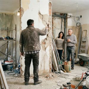 Durante i lavori di ristrutturazione la ditta paga i danni a terzi, ma non sempre. Ecco i casi in cui anche il proprietario può essere chiamato a risarcire.