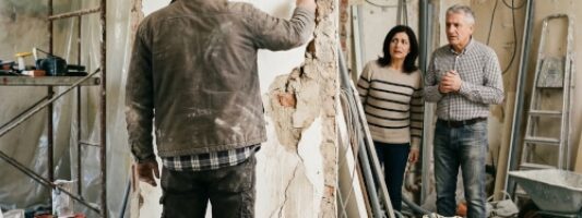 Durante i lavori di ristrutturazione la ditta paga i danni a terzi, ma non sempre. Ecco i casi in cui anche il proprietario può essere chiamato a risarcire.