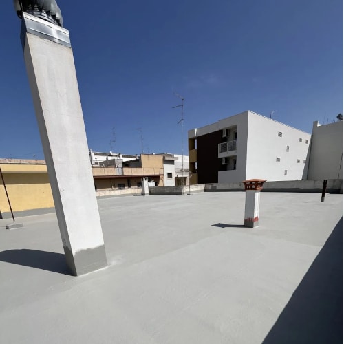 Copertura piana in edificio residenziale trattata con guaina liquida impermeabilizzante