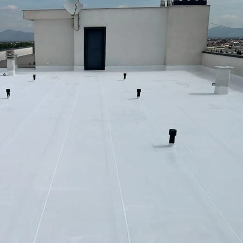 Copertura piana trattata con sistema di impermeabilizzazione liquida bianco