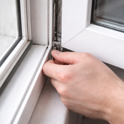 Durata, manutenzione e segnali da non trascurare: una guida pratica per capire come preservare nel tempo le prestazioni delle finestre in PVC e migliorare comfort e isolamento in casa.