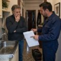 Pronto intervento idraulico in casa con cliente sconvolto davanti a un conto shock per un piccolo guasto domestico