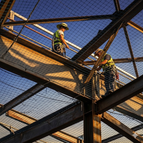 Reti anticaduta in un cantiere in quota: ecco quando si usano insieme o al posto di linee vita o parapetti.