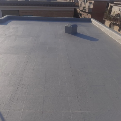 Tetto piano residenziale con guaina liquida grigia impermeabilizzante