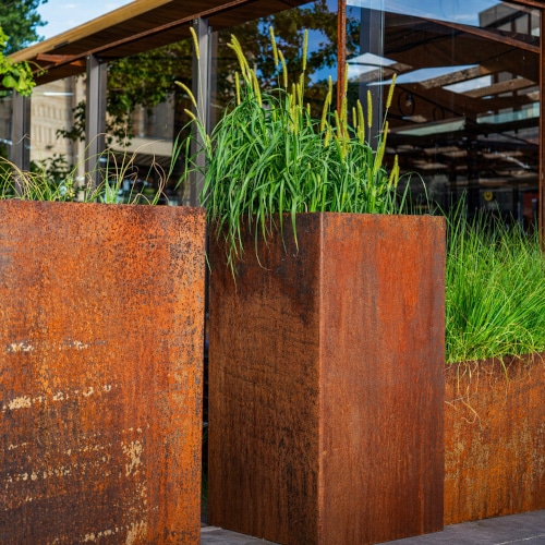 Come valorizzare il verde urbano di cortili, terrazze e rooftop con l'acciaio corten.