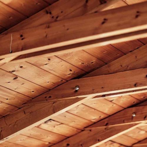 Copertura in legno lamellare per tetto sostenibile e ad alta efficienza energetica