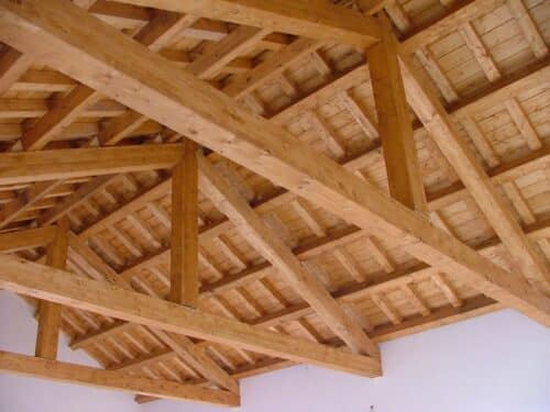 Copertura in legno lamellare su tetto sostenibile e ad alta efficienza energetica