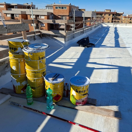 Quali soluzioni sono disponibili per rendere un tetto impermeabile: confronto tra guaine liquidi e sistemi prefabbricati a rotoli.