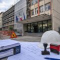 Edificio scolastico interessato da lavori di sicurezza e certificazioni edilizie mancanti.