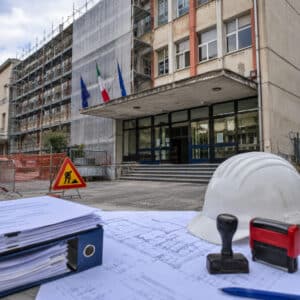 Edificio scolastico interessato da lavori di sicurezza e certificazioni edilizie mancanti.