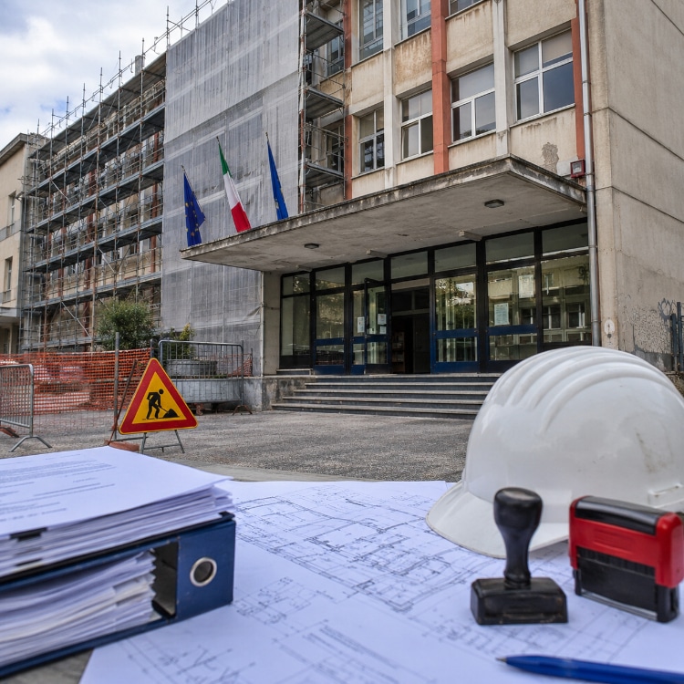 Edificio scolastico interessato da lavori di sicurezza e certificazioni edilizie mancanti.