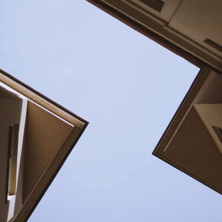 Lavori in condominio, chi paga? La risposta non è scontata.