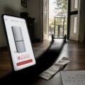 Elettrodomestico acquistato online ma mai consegnato, con carrello vuoto davanti alla porta.
