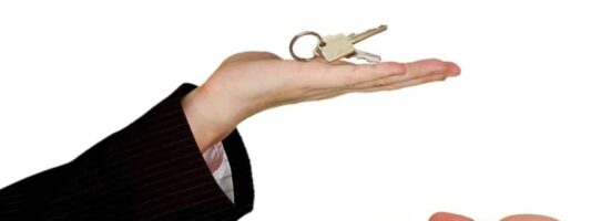 Vendere casa, meglio ristrutturare la casa prima di metterla sul mercato.