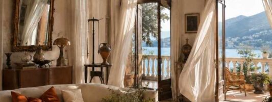 Una villa a Capri viene rivoluzionata da un famoso interior design. Fonte di ispirazione: La Dolce Vita di Fellini.