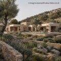 Una casa a Maiorca si fonde con l'ambiente e la macchia Mediterranea.