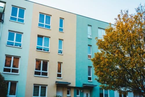 Facciata di edificio residenziale tinteggiata con pittura silossanica per esterni