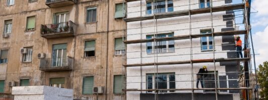 Riqualificazione energetica di edilizia pubblica con cappotto termico, ponteggi e lavori finanziati dal Piano Sociale per il Clima.