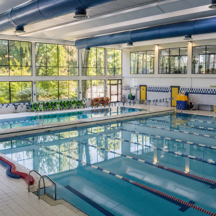 Piscine sostenibili, il modello Verona punta su efficienza energetica e impianti moderni per ridurre i costi di gestione e sostenere lo sport.